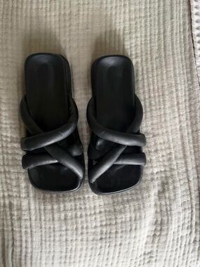 ALOHAS Black Padded Crisscross Slide Sandals